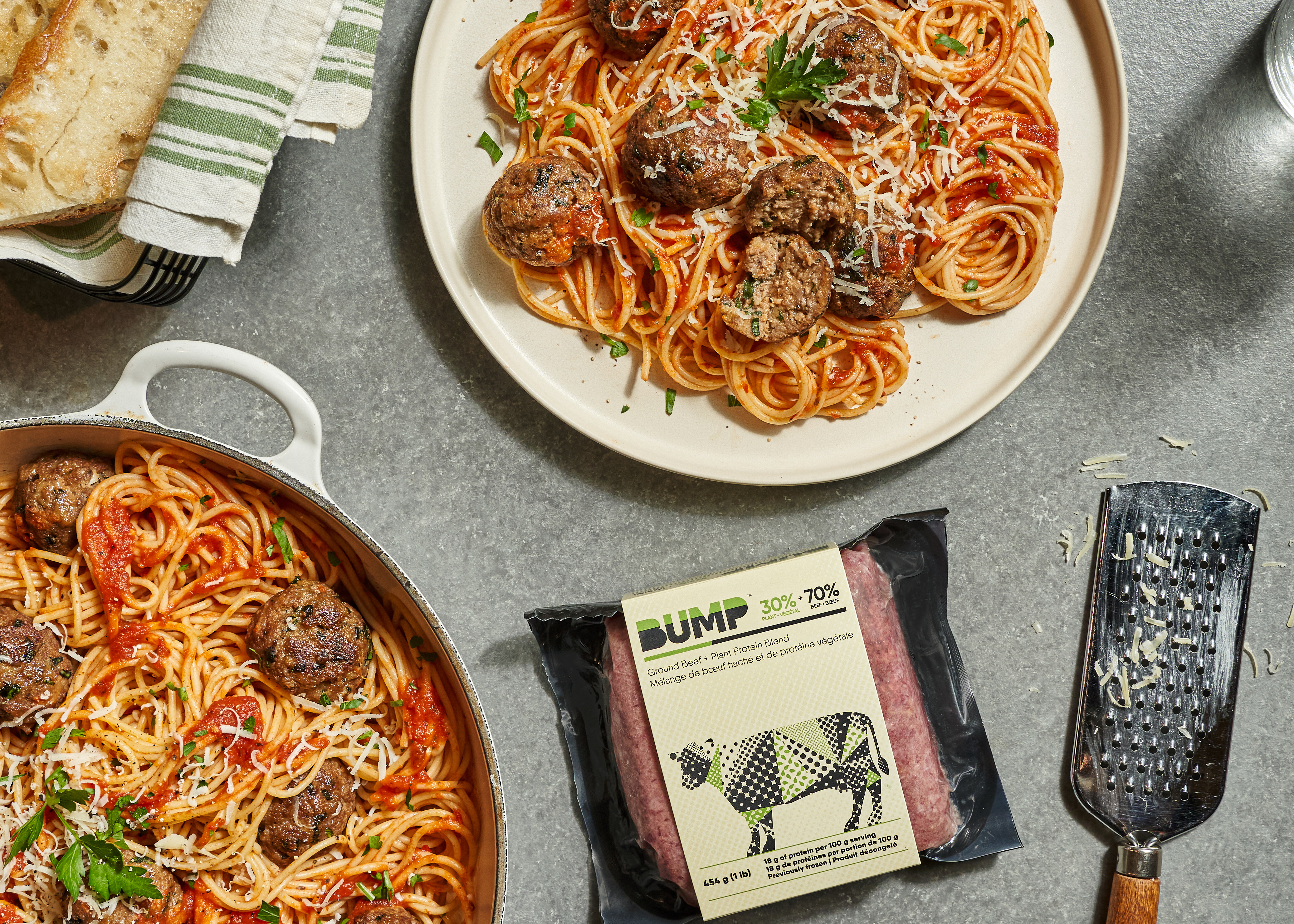 Spaghettis et boulettes de viande dans une assiette à côté d’un paquet de bœuf haché Bump avec protéines d’origine végétale.